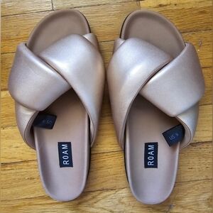 R0AM Rosegold Foldy Puffy Sandals